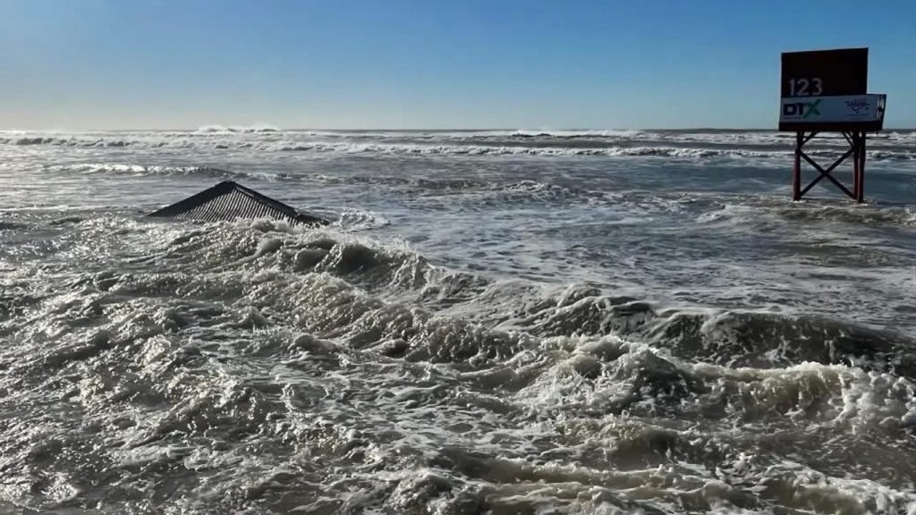Swell de ciclone bomba causa grande ressaca do mar no Sul do Brasil