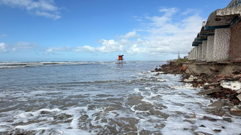 Grande ciclone no Atlântico causa ressaca do mar com estragos na costa
