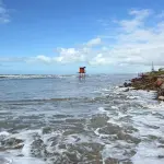 Grande ciclone no Atlântico causa ressaca do mar com estragos na costa