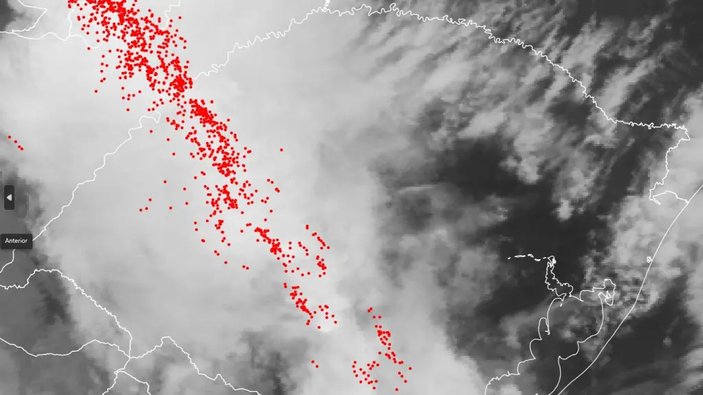 Frente fria avança com chuva, raios, vento forte e queda de temperatura