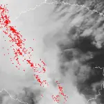 Frente fria avança com chuva, raios, vento forte e queda de temperatura