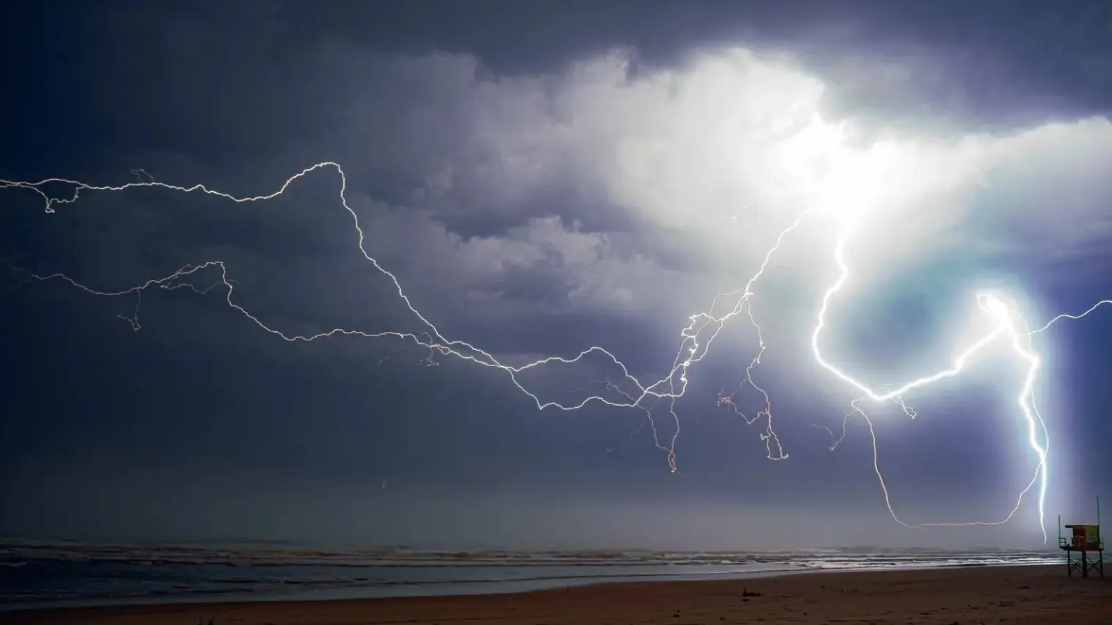 Foto mostra raios durante onda de tempo severo