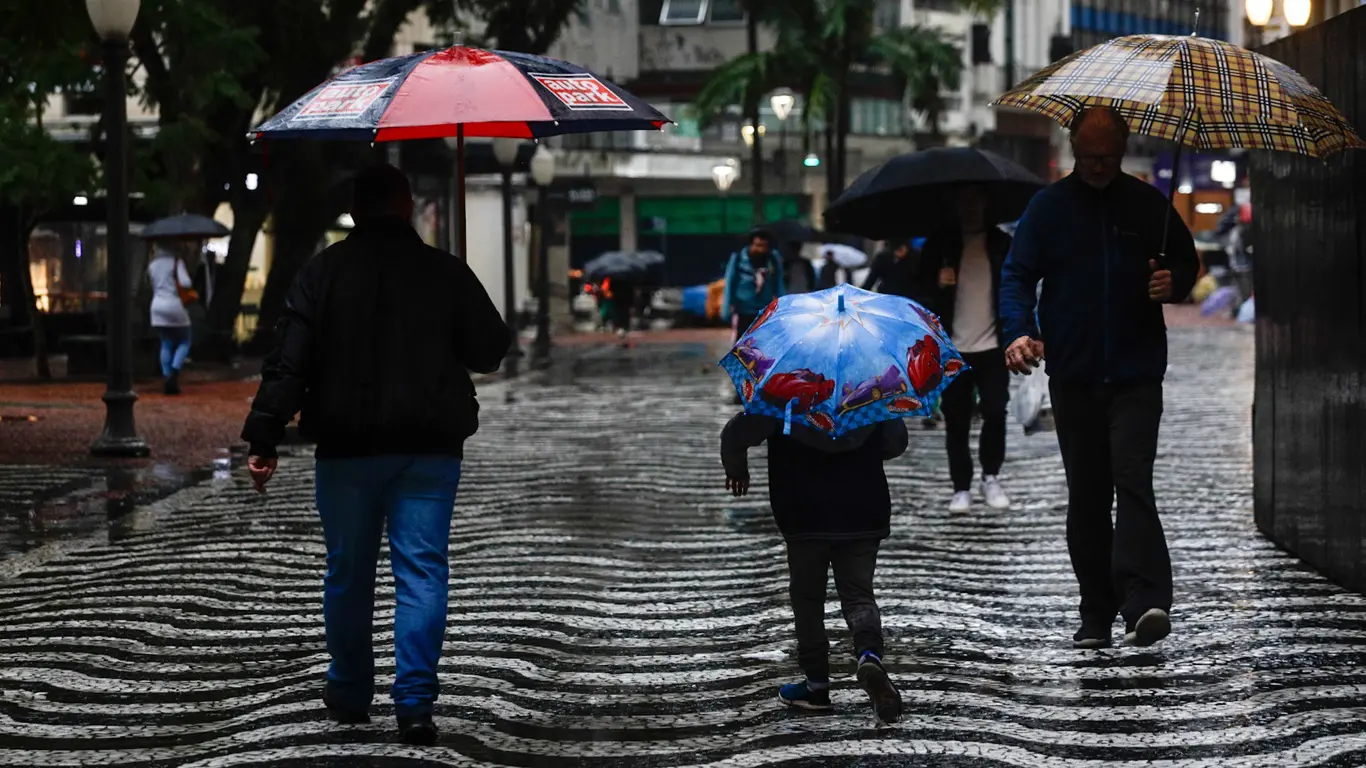Foto mostra chuva em Porto Alegre