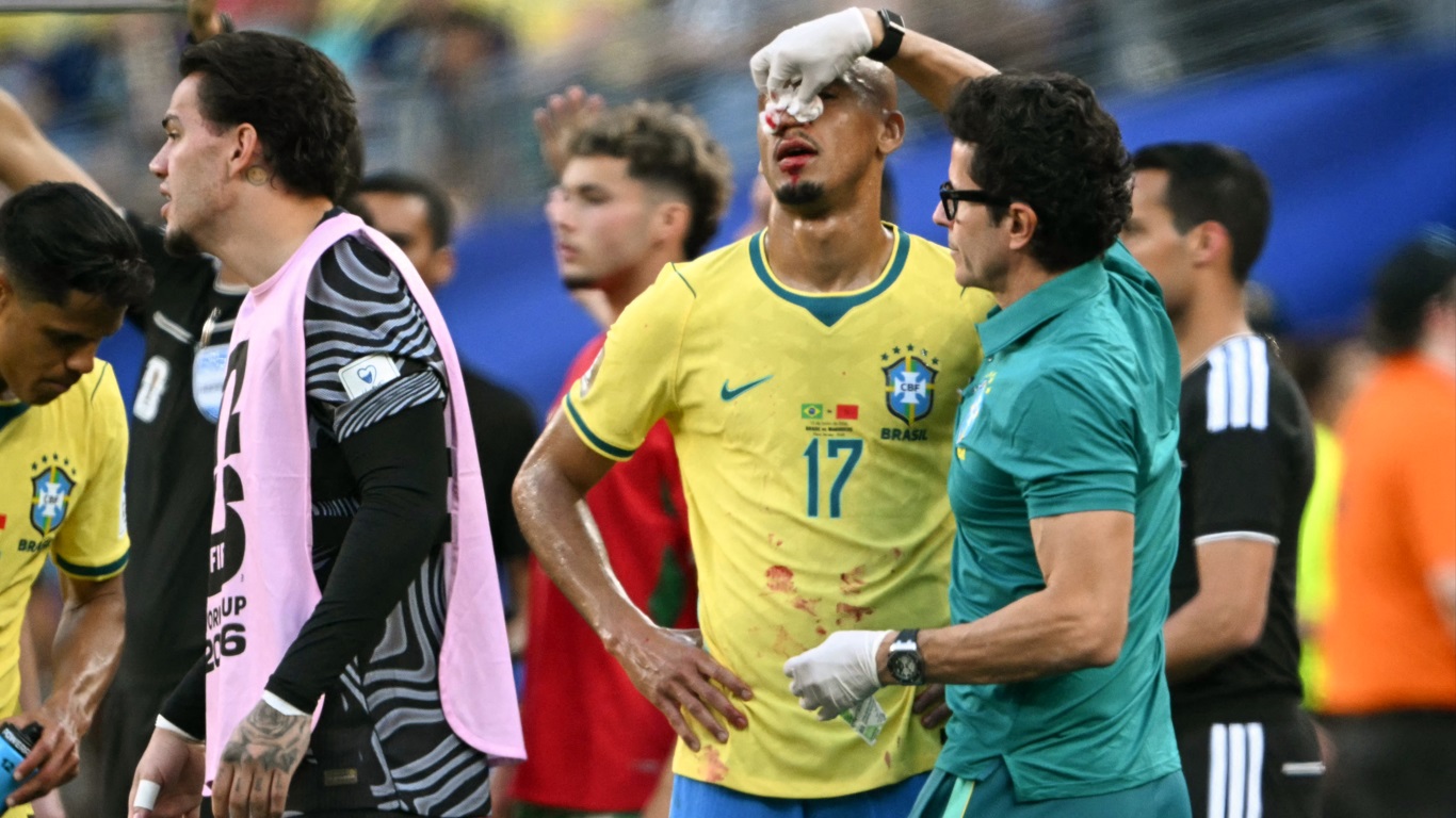 Jogador da seleção brasileira Fabinho recebe cuidado médico por sangramento