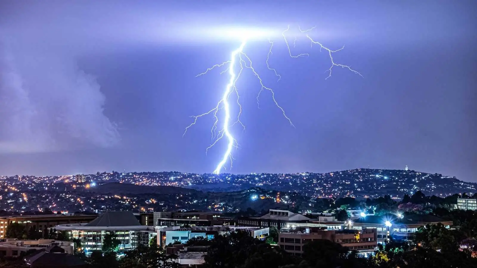 Foto mostra raio em Goiânia