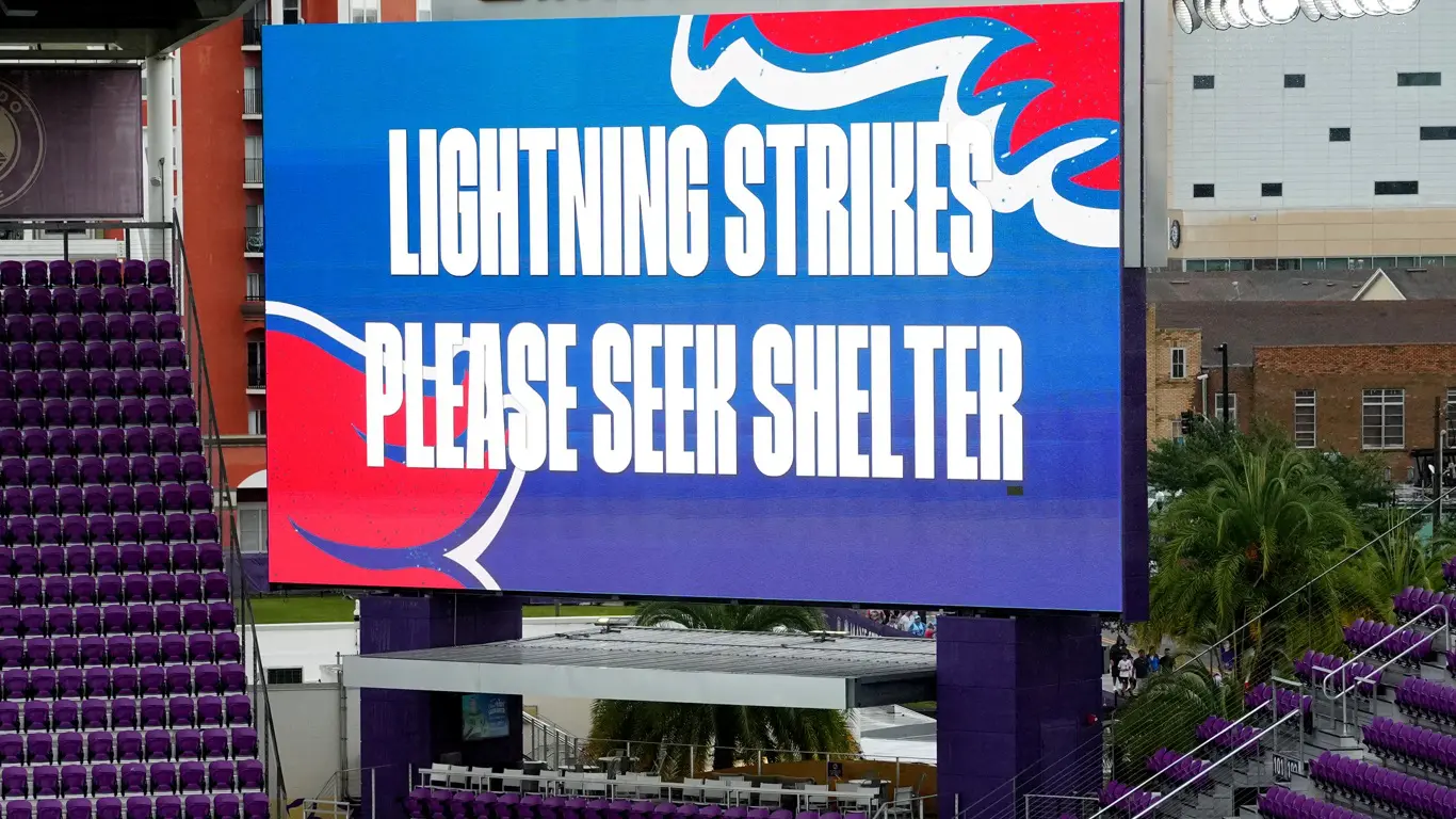 Alerta de raios em telão de estádio
