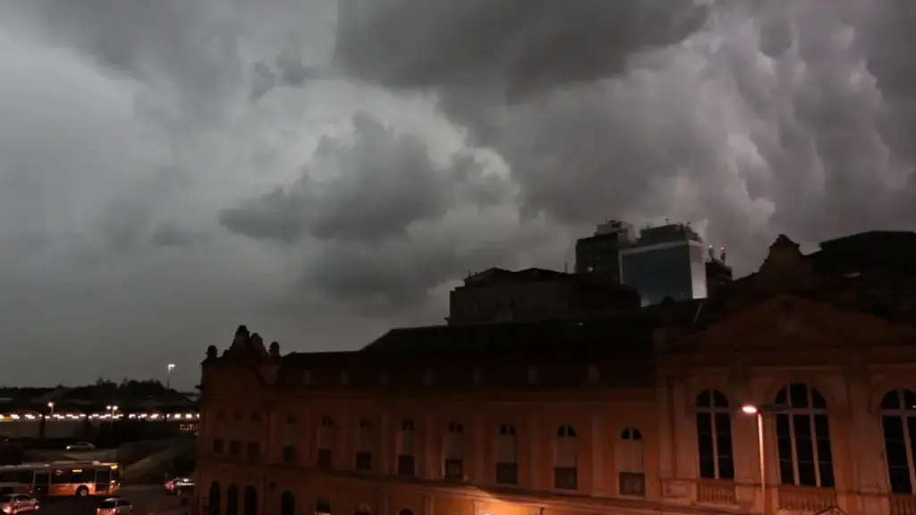 Chuva avança e pode ser forte neste domingo com risco de alagamentos