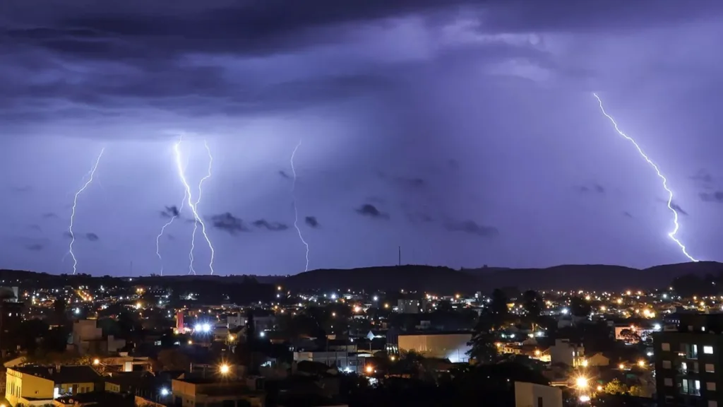 Alerta vermelho: temporais, chuva forte e risco de cheias de rios