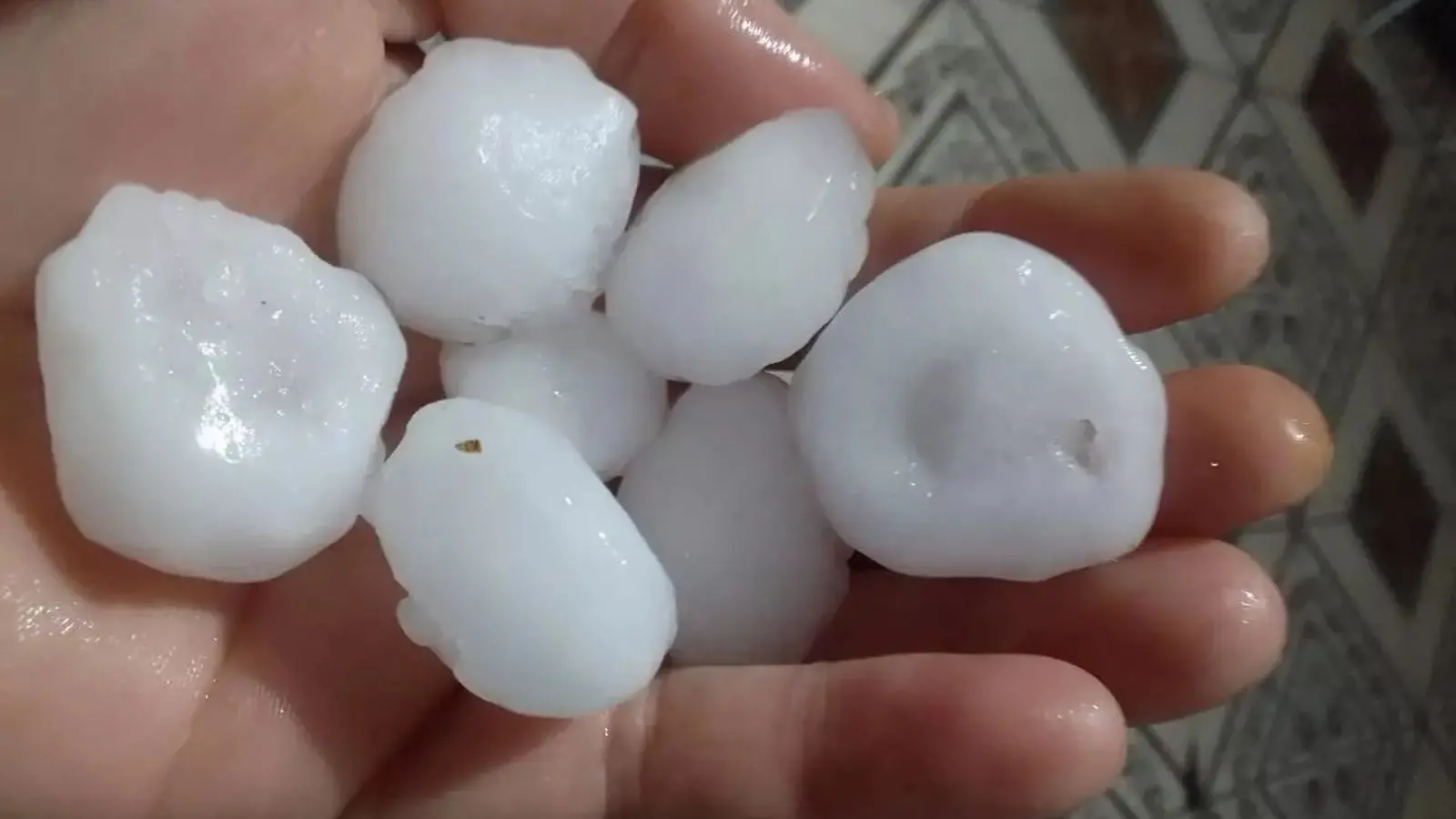 Foto mostra granizo causado pela formação do ciclone