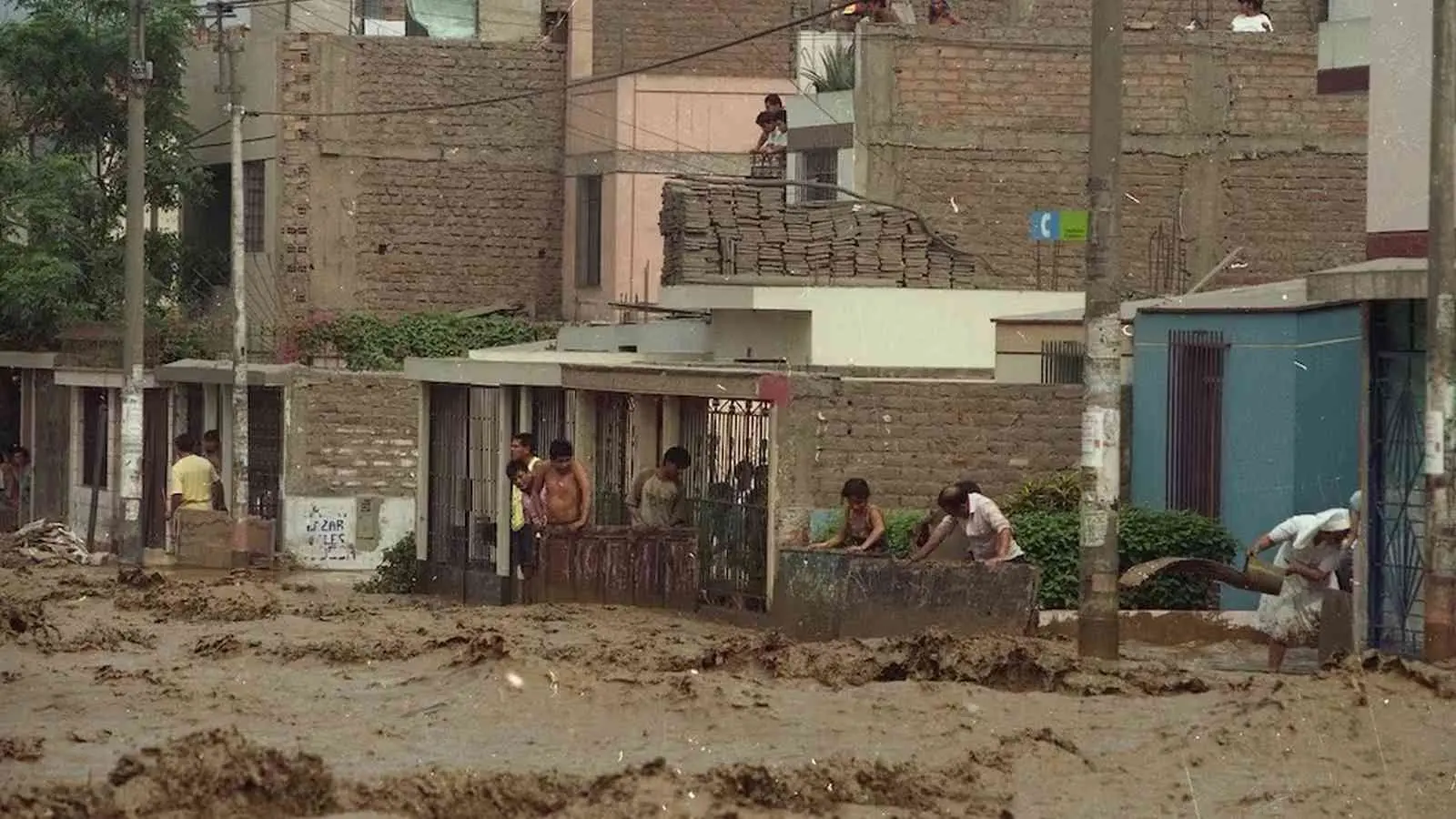 Foto mostra inundações pelo El Niño Costeiro em 1998 no Peru 