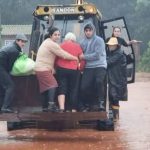 Chuva supera 200 mm, rios transbordam e vem mais água
