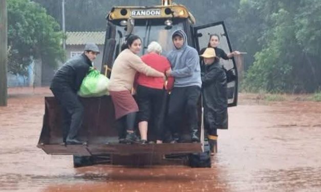 Chuva supera 200 mm, rios transbordam e vem mais água