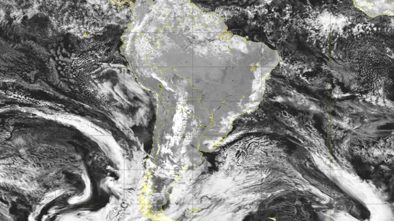 Mapa de nuvens mostra a frente fria no Atlântico
