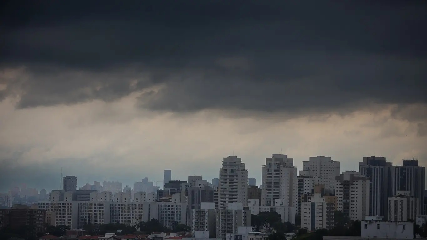 Foto mostra chegada de frente fria em São Paulo
