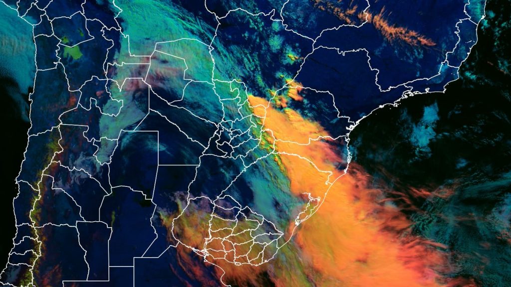 Frente fria avança pelo Brasil com chuva e risco de temporais