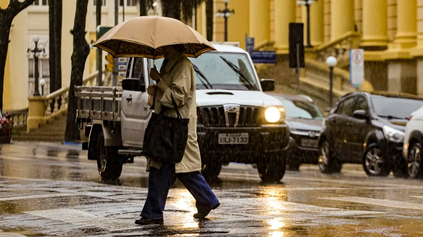 Foto mostra chuva em Porto Alegre