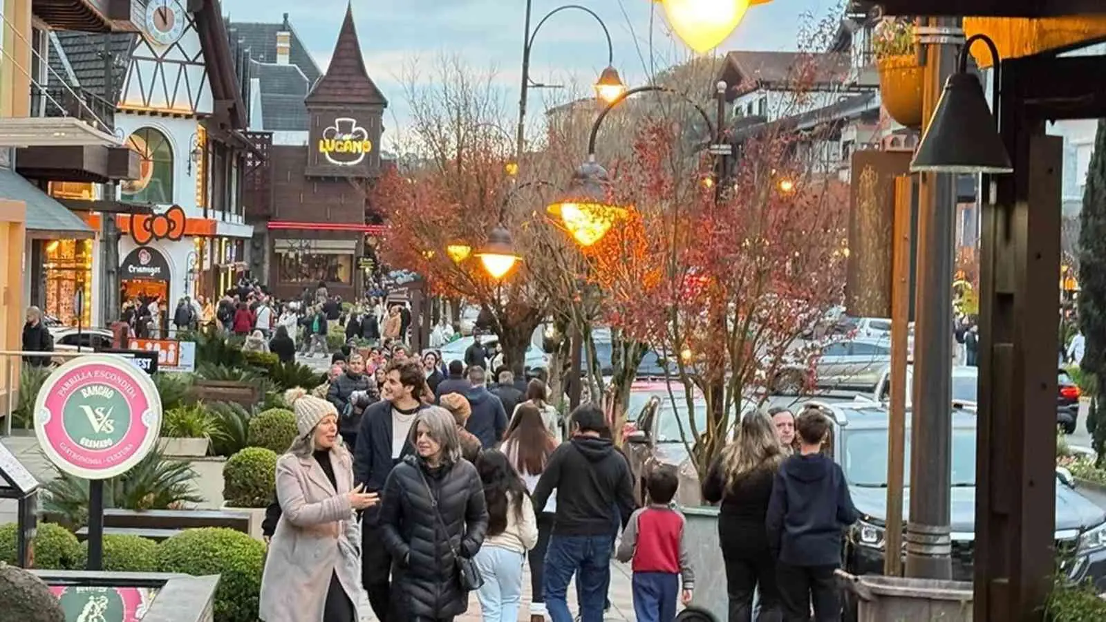 Foto mostra ruas lotadas em Gramado em feriadão