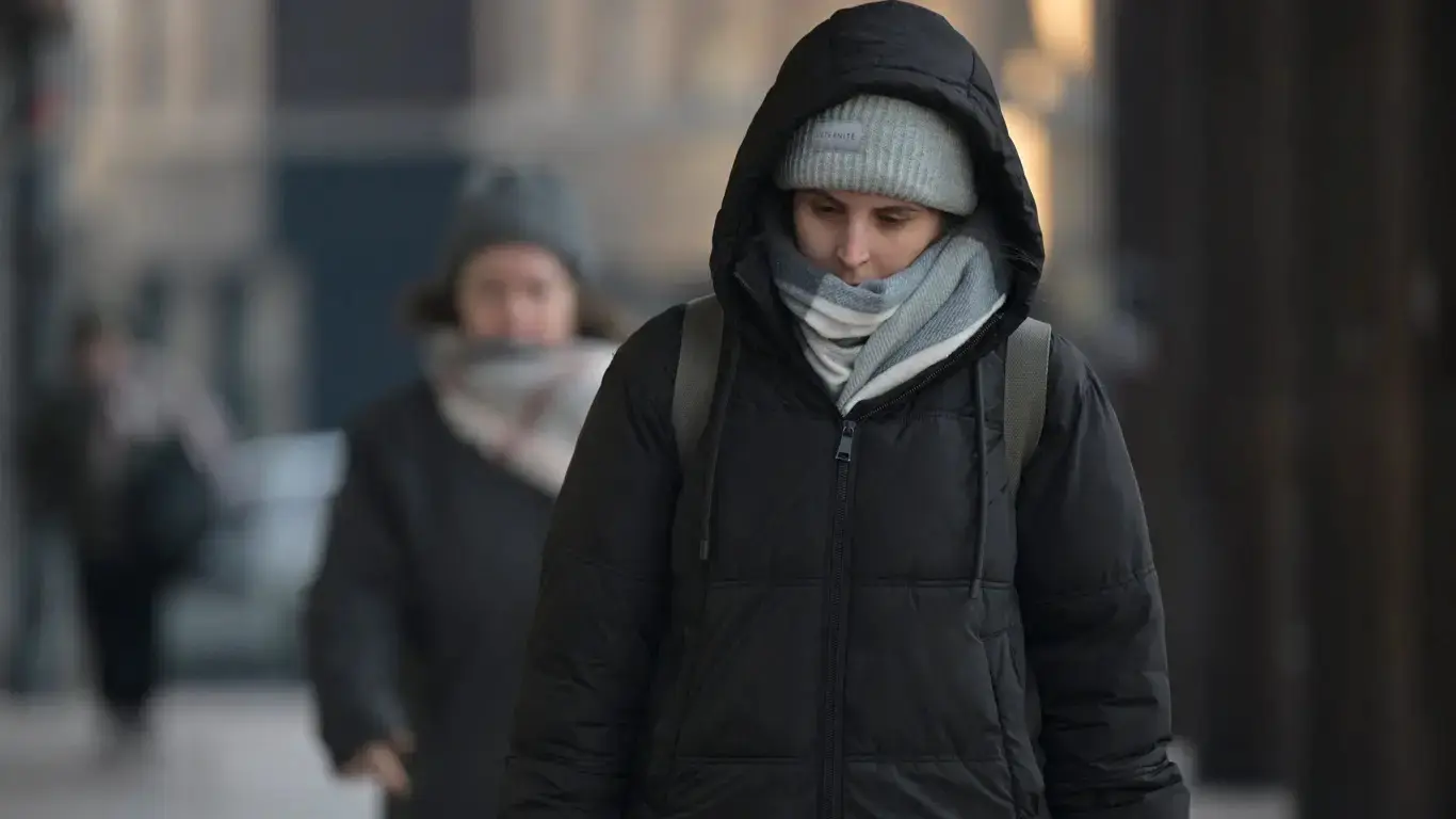 Foto mostra pessoa agasalhada com frio no inverno