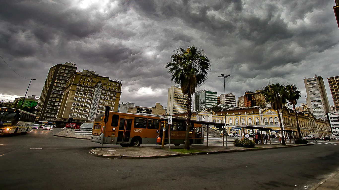 Foto mostra tempo para chuva em Porto Alegre