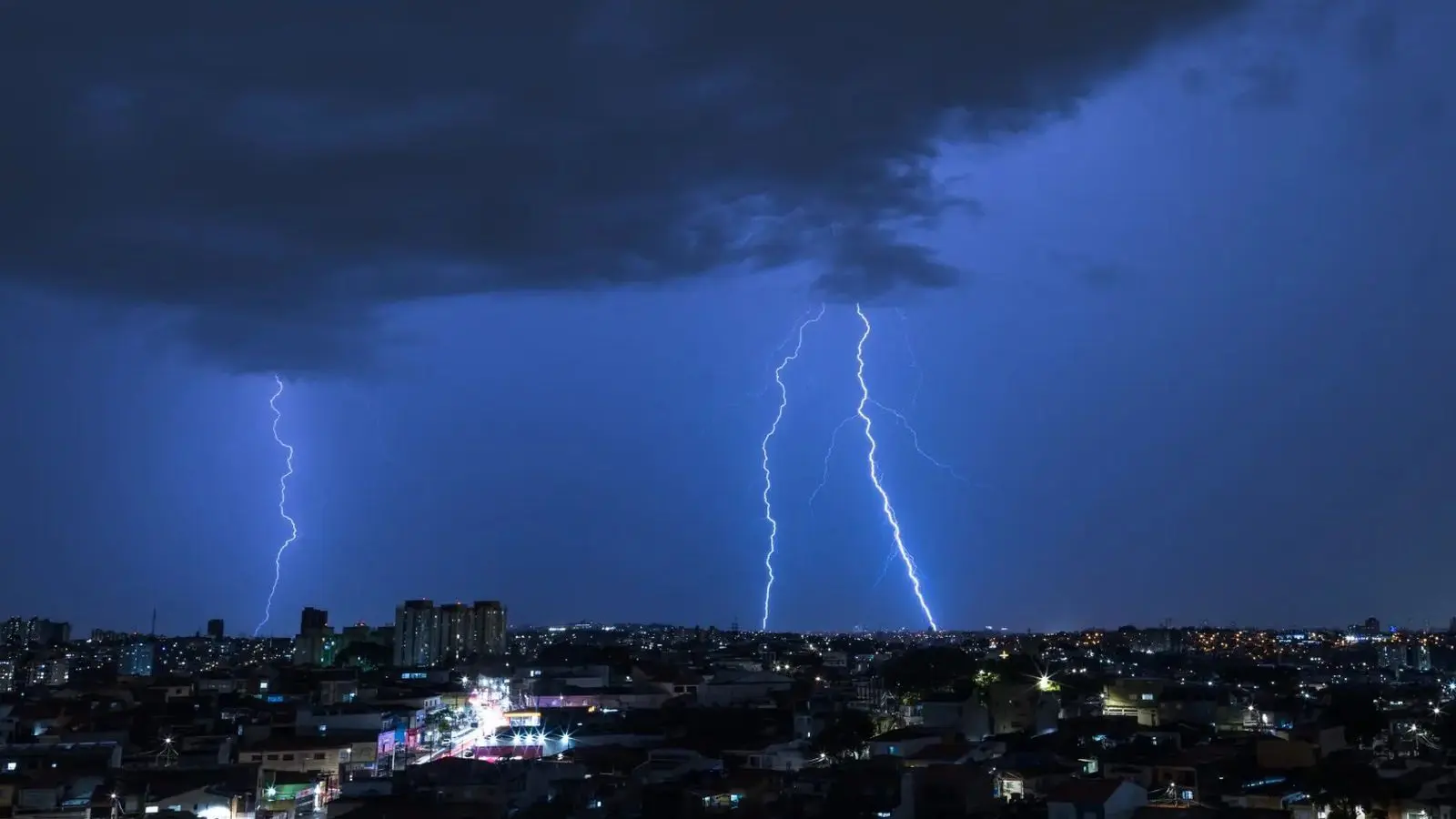 Foto mostra tempo chuvoso com raios em São Paulo
