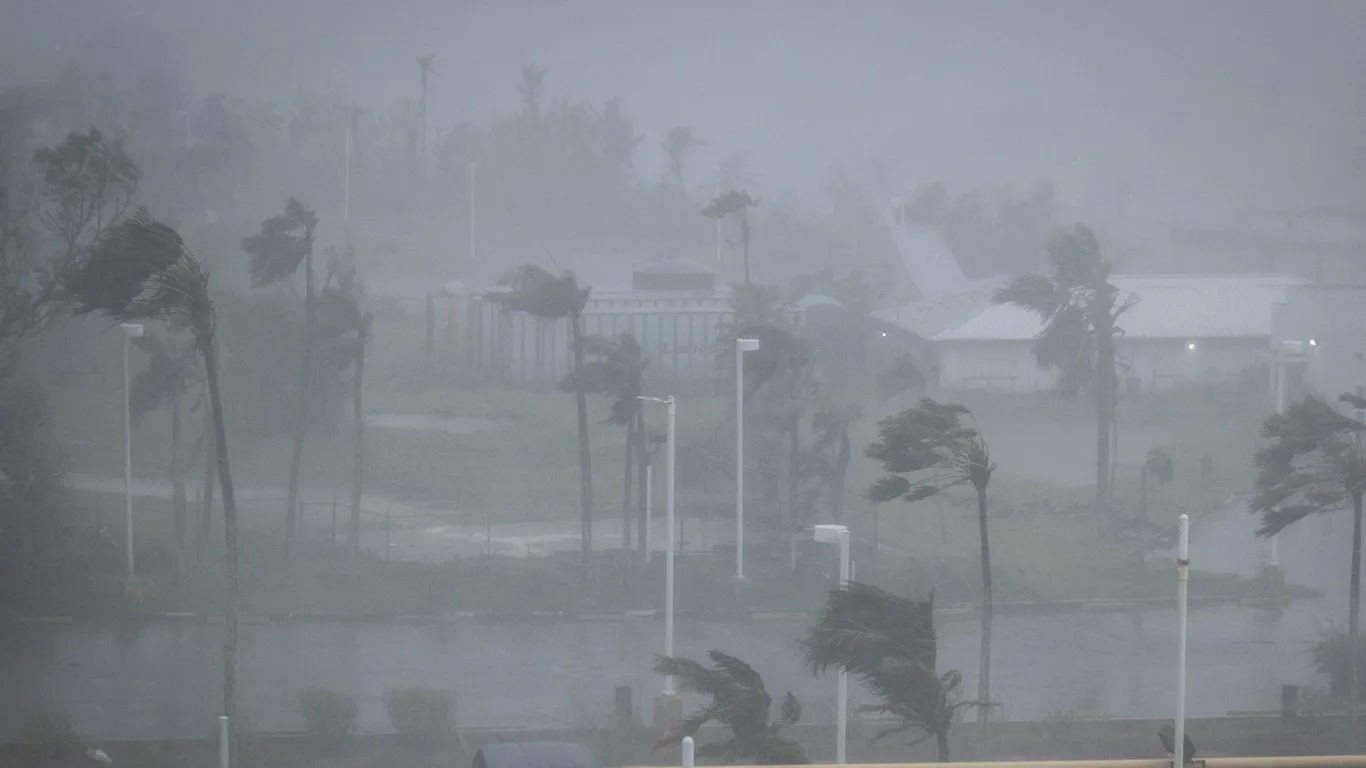 Foto mostra impacto do ciclone Bavi em Guam