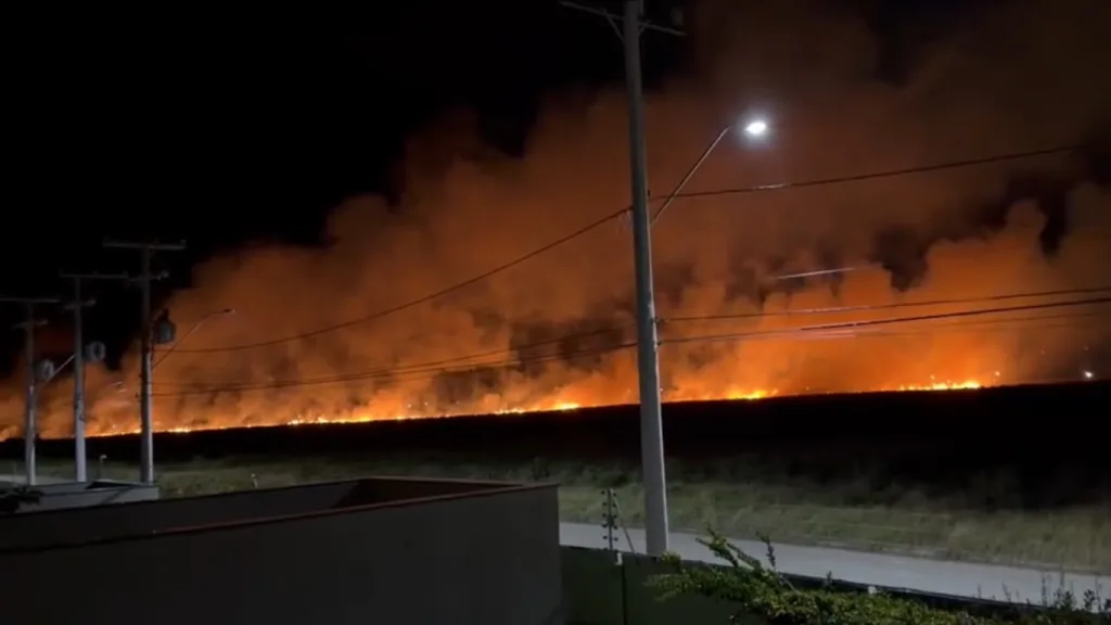 Vento Norte quente e seco causa incêndios na Serra e Litoral
