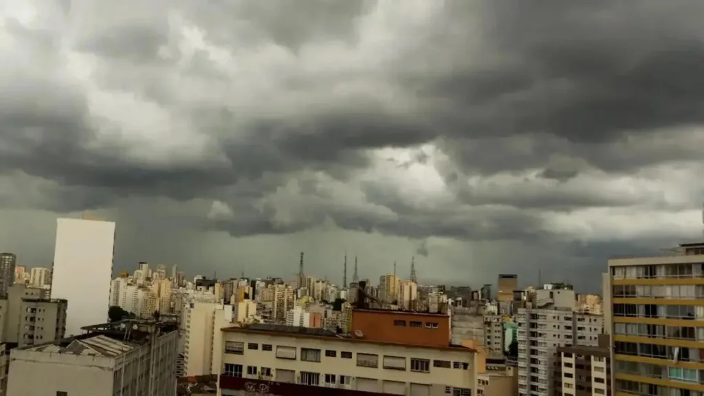 Frente fria muda o tempo em São Paulo no fim de semana