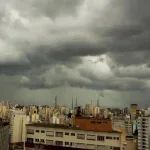 Frente fria muda o tempo em São Paulo no fim de semana
