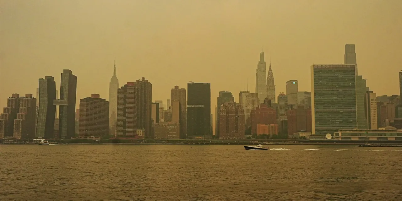 Fumaça de incêndios florestais cobre sede da final da Copa do Mundo Fumaça de mais de 800 incêndios florestais no Canadá cobre extensa área dos Estados Unidos e deixa o ar insalubre em Nova York