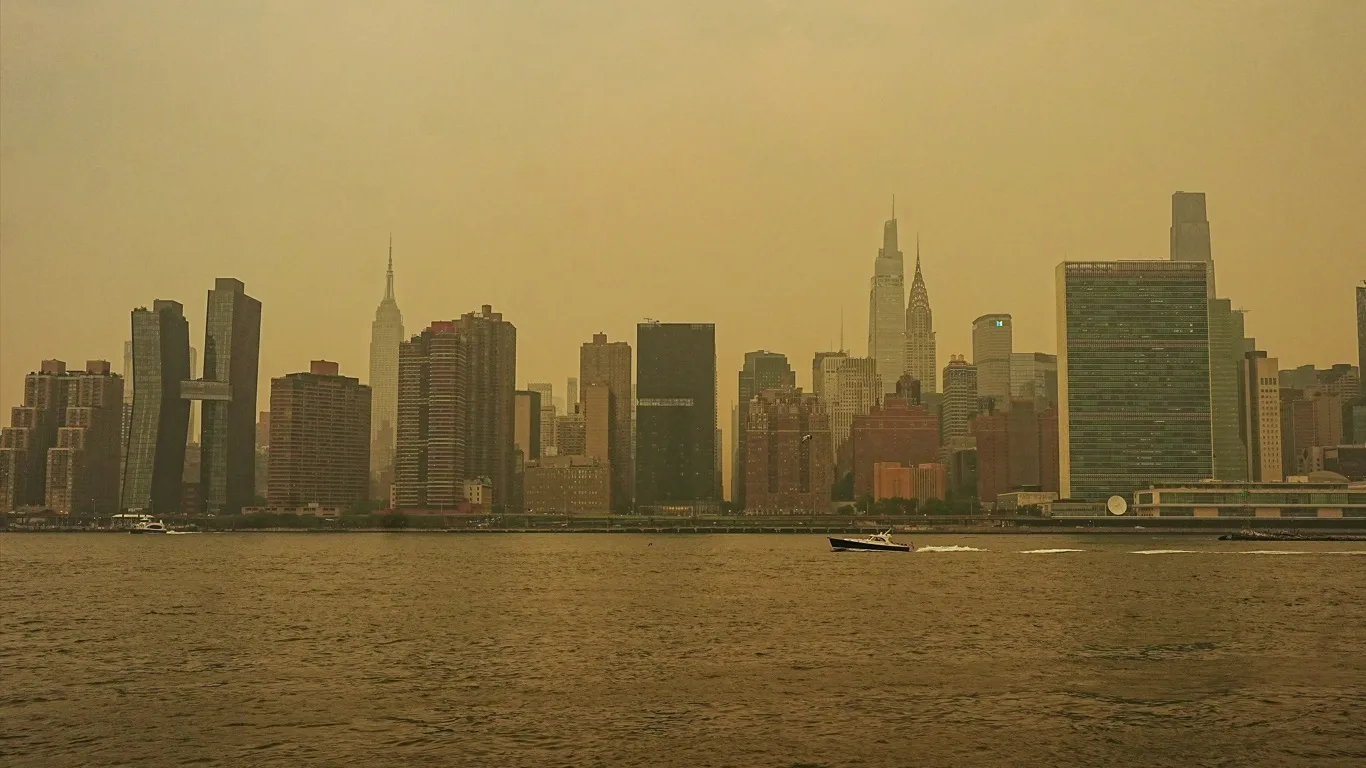Foto mostra fumaça cobrindo New York City