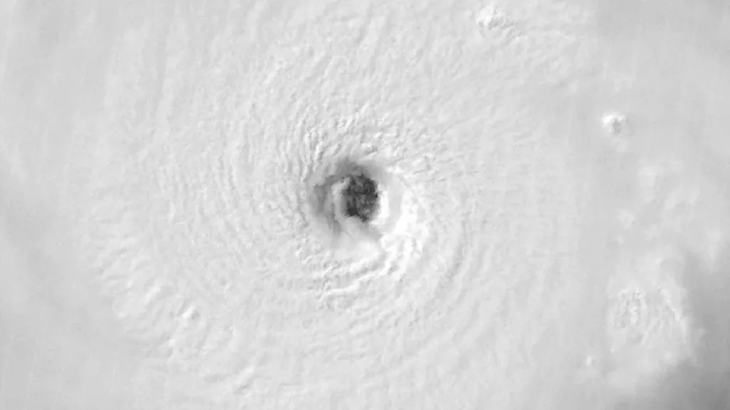 Satélite registra olho de ciclone com vento de quase 300 km/h
