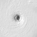 Satélite registra olho de ciclone com vento de quase 300 km/h