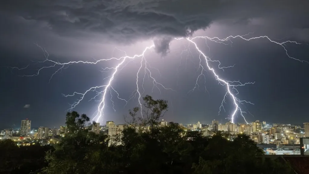 Rio Grande do Sul teve mais de 170 mil raios no domingo; veja ranking de cidades