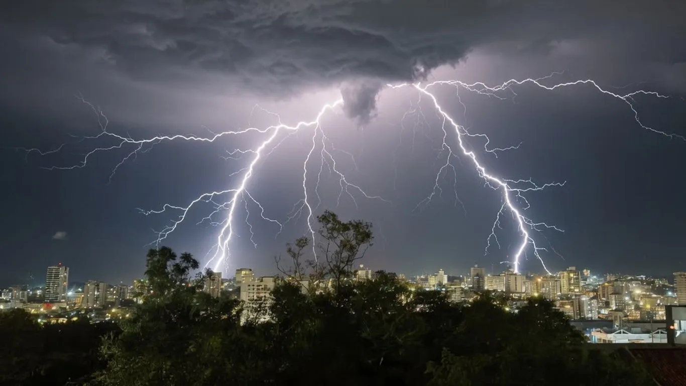 Foto mostra raios em Ijuí