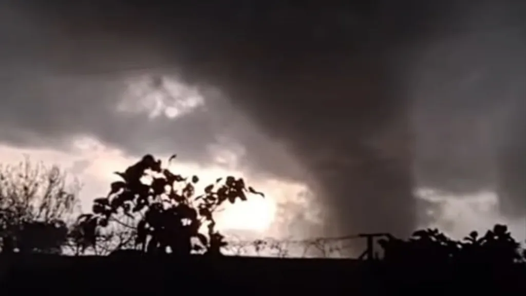 Tornado atinge Noroeste gaúcho e outros podem se formar