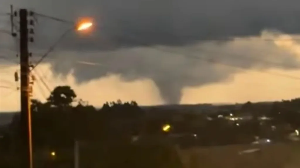Risco de tornados, vendavais intensos e granizo até grande continua