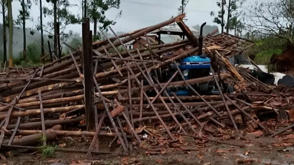 Vendaval causa estragos no Noroeste do Rio Grande do Sul