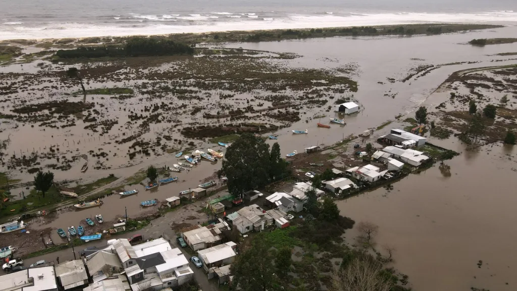 Maior temporal em décadas deixa mortos e estragos no Chile