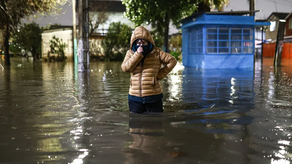 Rio atmosférico: decretado estado de catástrofe no Chile