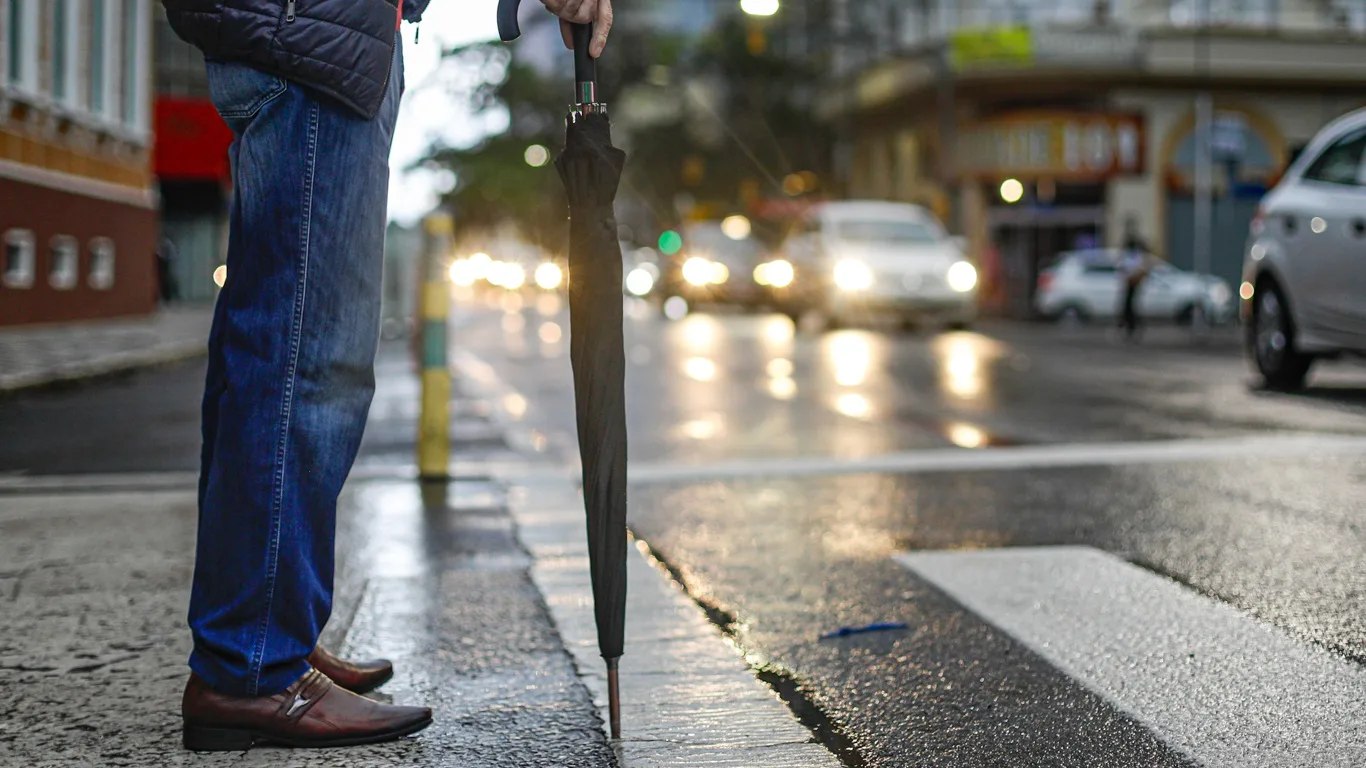 Foto mostra chuva em Porto Alegre