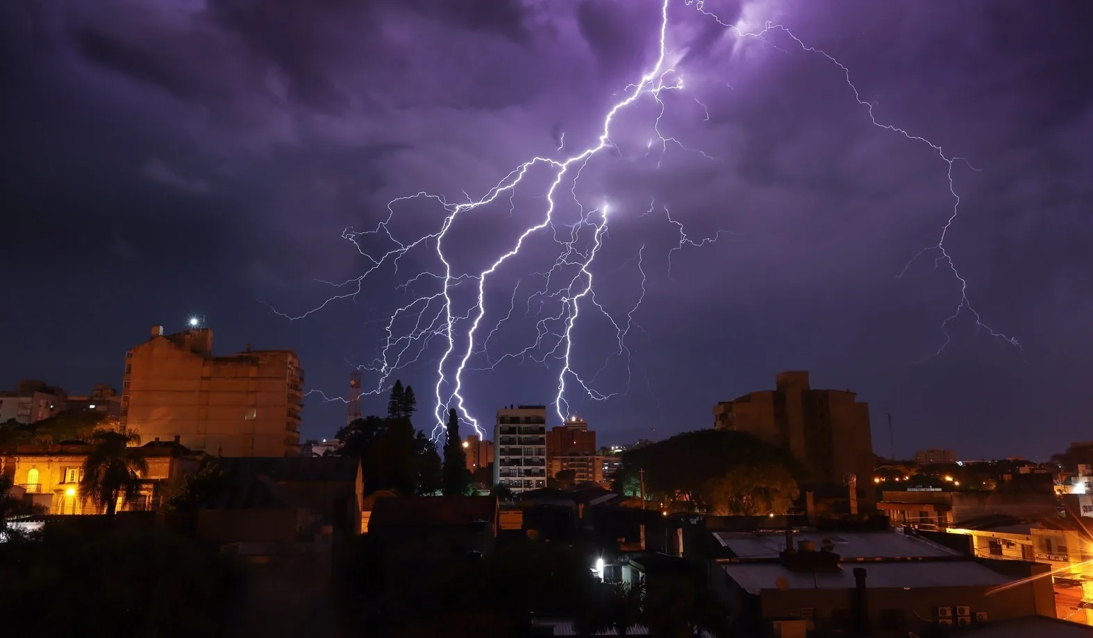 Foto mostra chuva com raios em Livramento