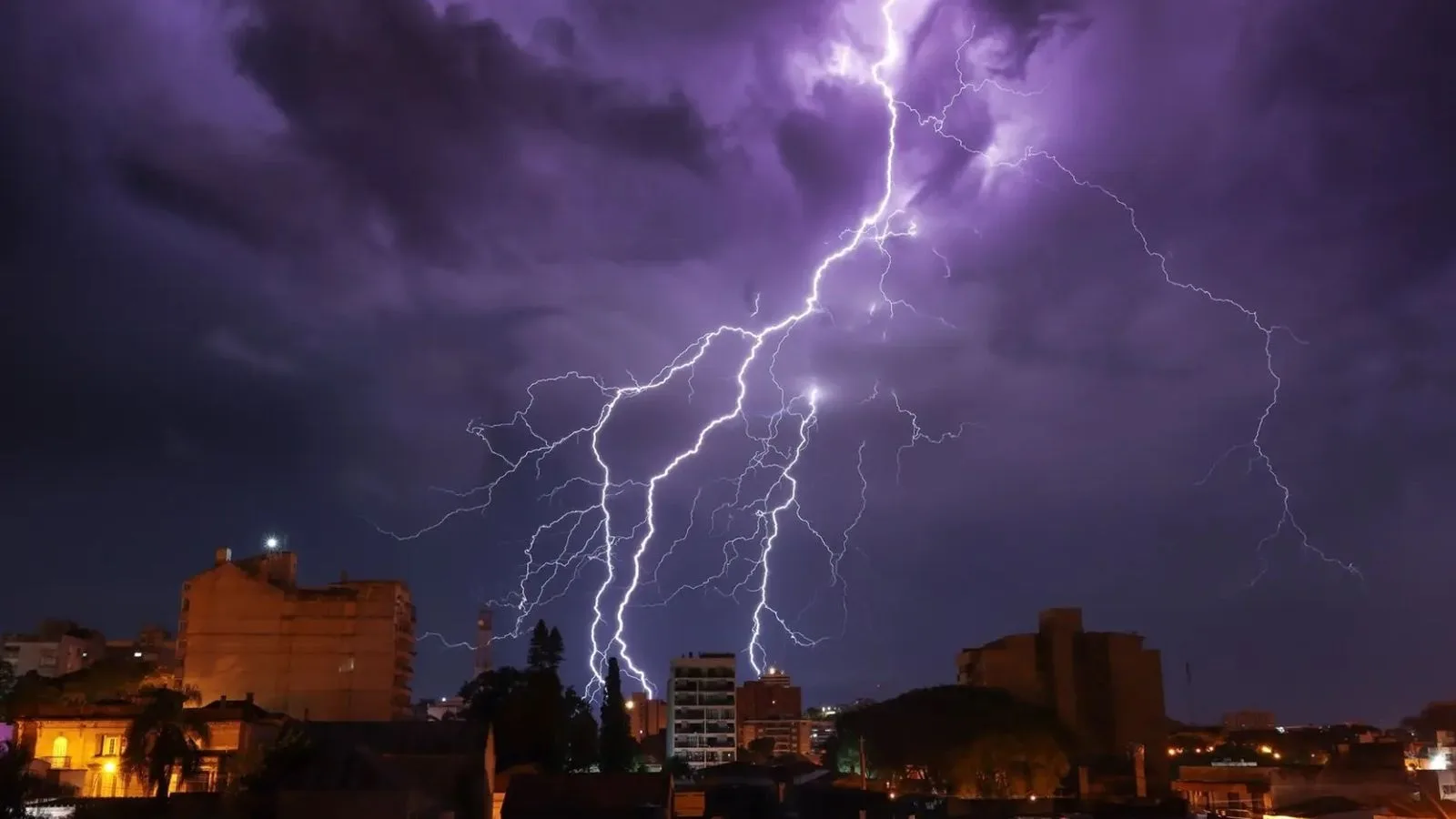 Foto mostra chuva e raios no Rio Grande do Sul 