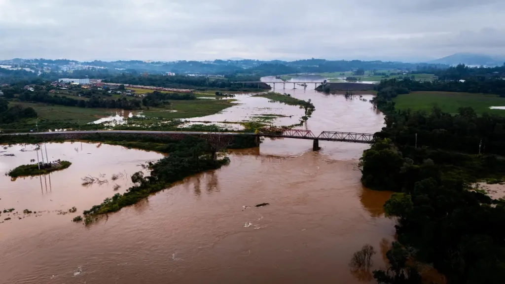 Rios Taquari e Caí sobem rápido e ameaçam vales com nova enchente