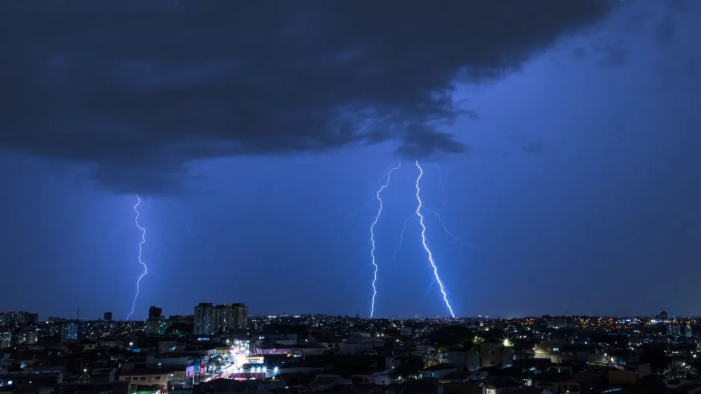 Frente fria avança por cinco estados com chuva e risco de temporais