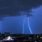 Frente fria avança por cinco estados com chuva e risco de temporais
