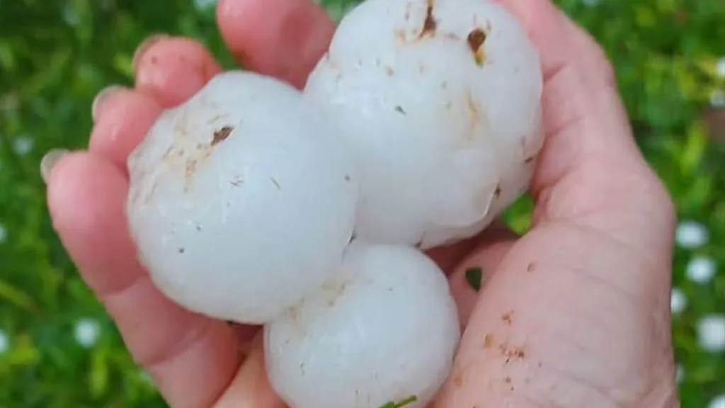 Frente quente traz chuva intensa, granizo destrutivo e vento; risco continua