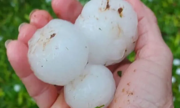 Frente quente traz chuva intensa, granizo destrutivo e vento; risco continua