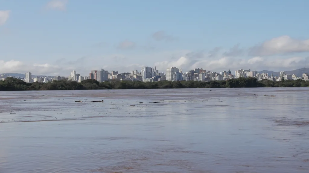 Guaíba atinge cota de alerta em Porto Alegre e vai ainda subir