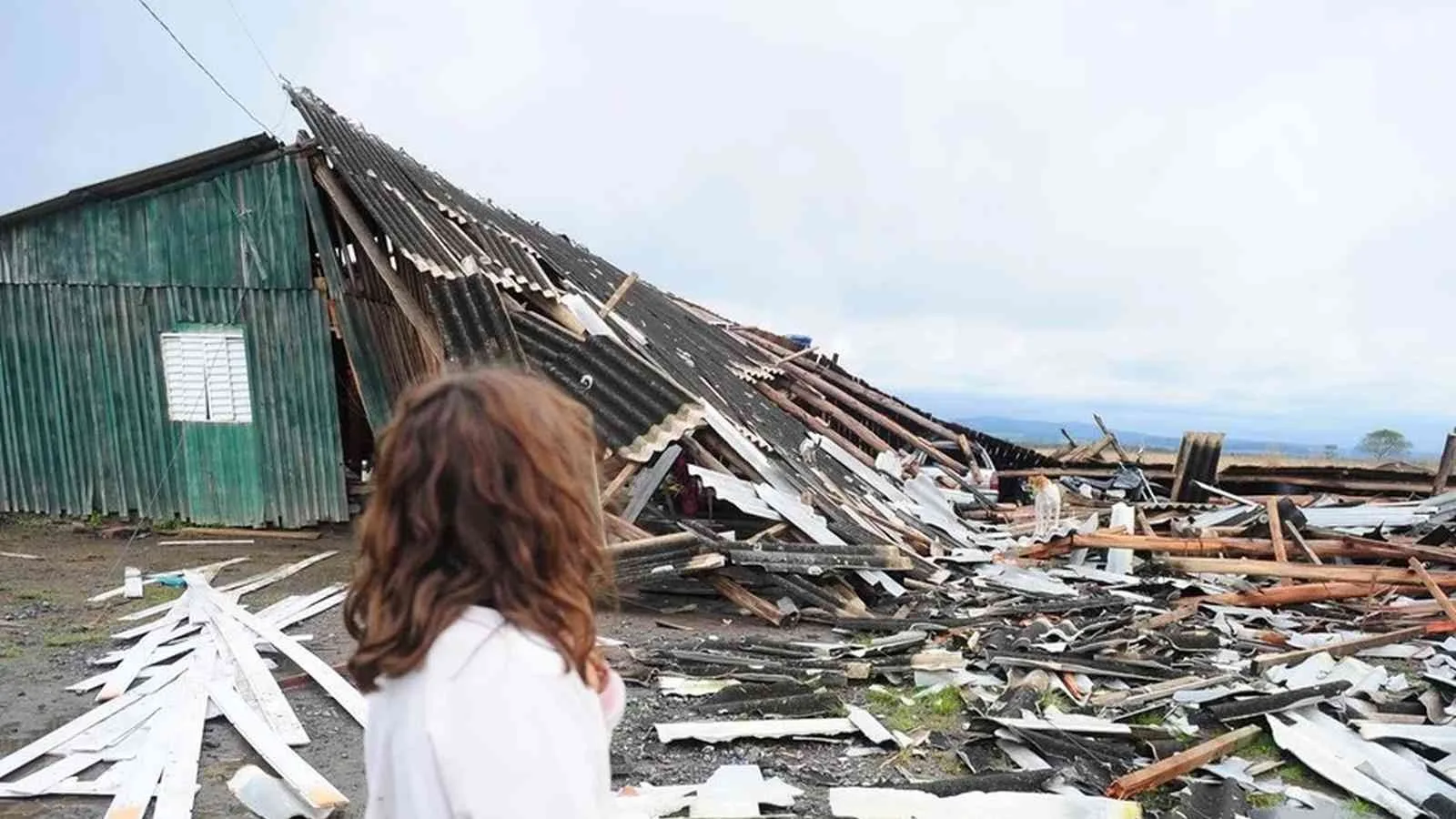 Foto mostra casa que desabou com o vento da microexplosão em Eldorado do Sul 