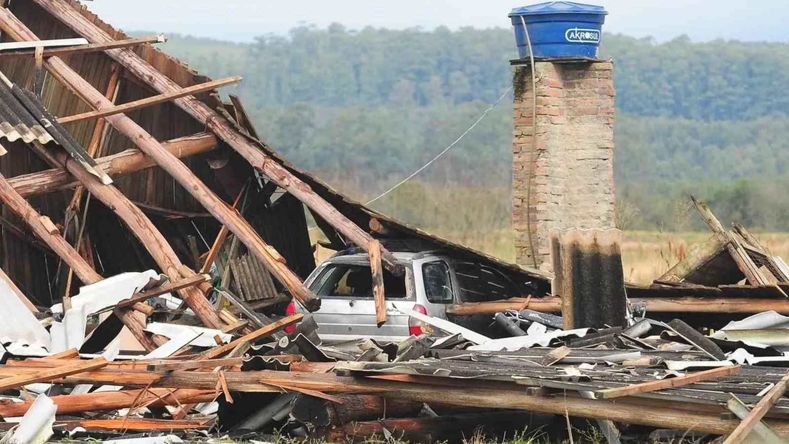 Foto mostra danos por microexplosão em Eldorado do Sul 